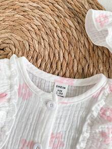 SHEIN Playful Pals 1 pieza Vestido de niña recién nacida de tela suave blanca con estampado floral rosa, cuello redondo, sin mangas, volantes en el bajo, con cierre a presión. Incluye sombrero/sombrero de sol redondo. Lindo, casual, fresco, dulce, elegante, adecuado para salidas diarias de verano, compras, escuela, viajes, fotografía, parque, fiestas y diversas ocasiones interiores/exteriores - Rosa Pálido - Ver 5