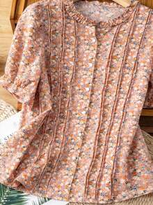 SHEIN LUNE CURVE ملابس علوية نسائية كبيرة الحجم بطبعة زهور صغيرة مع ياقة مكشكشة وأكمام منتفخة، ملابس علوية كاجوال فضفاضة للصيف، ملابس علوية كم قصير بطبعة زهور صغيرة على الطراز القديم، مريحة وملائمة للعمل أو الارتداء اليومي - وردي - مشاهدة 9
