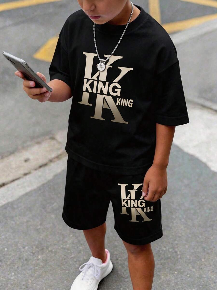 两件套男童休闲简约圆领短袖短裤套装,适合夏季穿着,经典国王文字印花图案,适合春季外出穿着。 - 黑色 - 查看 1