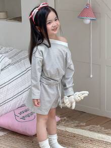 Dazy Kids Bộ đồ mặc nhà ngắn tay dài cổ lệch vai cho bé gái (size nhỏ) - trắng - Xem 1