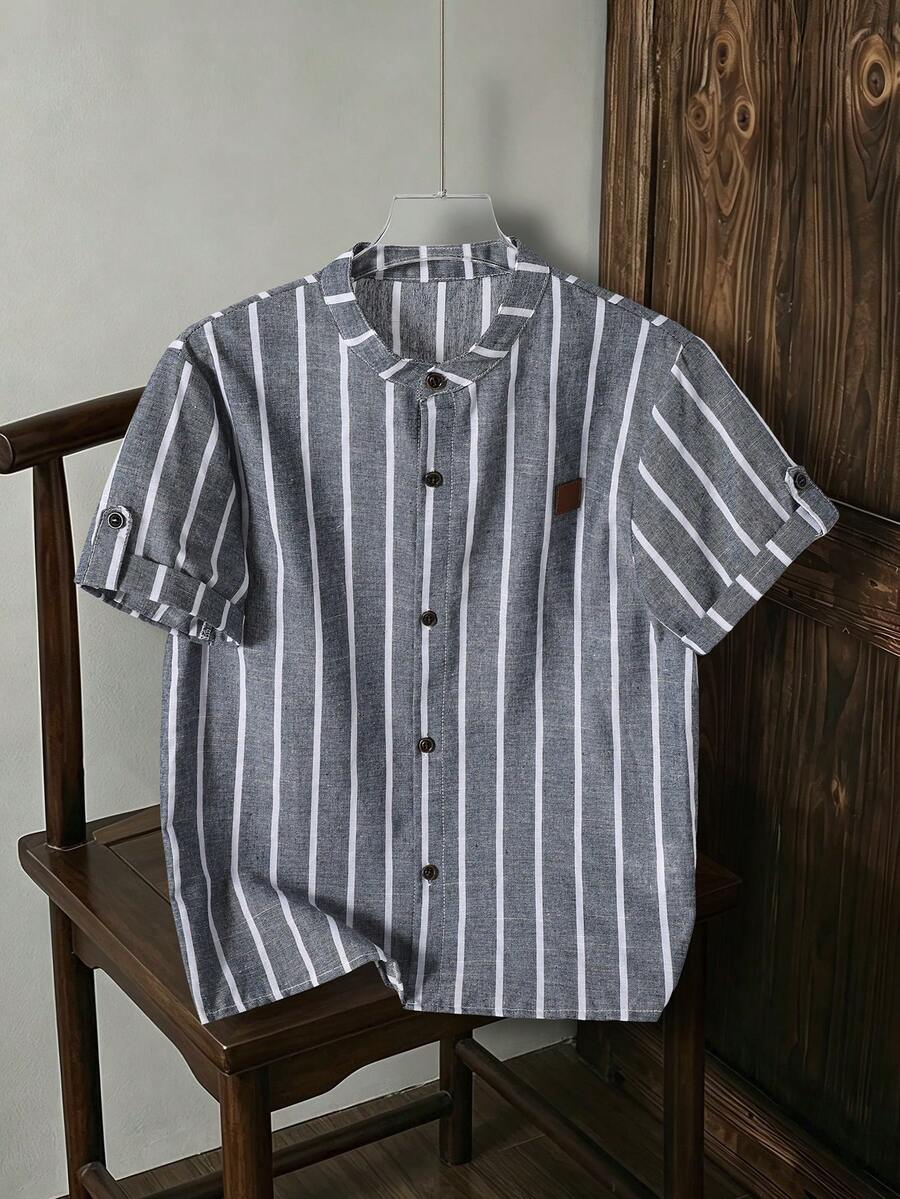 SHEIN Vacaura 1件青少年男童立领休闲条纹短袖衬衫，面料柔软舒适，适合春夏穿着，户外、上学、拍照等场合，百搭实用，畅销青少年男童蓝白条纹休闲衬衫 - 灰色 - 查看 1