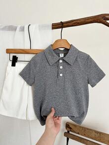 SHEIN 男童灰色 Polo 衫和白色字母印花短裤两件套，休闲舒适，百搭，适合日常穿着、外出、户外活动、度假、海滩度假、夏季、春季和夏季。 - 灰色 - 查看 3