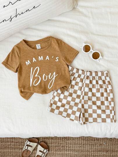 SHEIN Bộ 2 món áo thun ngắn tay in khẩu hiệu dễ thương cho bé trai và quần short kẻ caro, trang phục mùa hè cho bé trai.