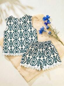 SHEIN Set de 2 piezas de top de manga corta y shorts con estampado retro para niñas preadolescentes, informal y elegante con ribete de volantes, para primavera/verano - Verde - Ver 2