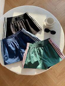 SHEIN 三件套短裤，侧边饰有四条白色条纹，经典时尚配色：绿色、黑色、蓝色，色彩鲜艳，适合外出和旅行。 - 彩色 - 查看 2