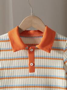 SHEIN Playful Pals 两件套男童纹理面料Polo衫和裤子套装。撞色滚边Polo领增添层次感，做工精良，简约时尚新设计，展现男孩个性，适合日常休闲和上学穿着，适合4-7岁儿童夏季度假、旅行、休闲、日光浴等场合。 - 橘色 - 查看 4