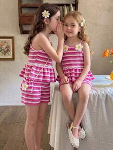 SHEIN Playful Pals 女童两件套：钩针编织橙白条纹背带裙上衣，饰有3D雏菊图案，搭配短裤和斜挎包，可爱风格，适合日常休闲和度假穿着，夏季必备 - 粉色 - 查看 7