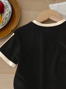 SHEIN 黑色撞色条纹，迷你蝴蝶结印花，少女休闲简约舒适圆领宽松短袖T恤上衣搭配修身骑行短裤套装，适合日常穿着、街头风、外出、居家、度假、运动、返校、春夏等场合。 - 彩色 - 查看 5
