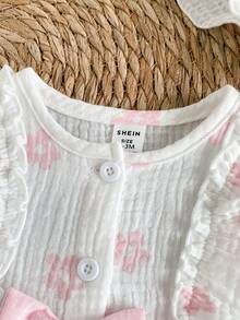 SHEIN Playful Pals 1 pieza Vestido de niña recién nacida de tela suave blanca con estampado floral rosa, cuello redondo, sin mangas, volantes en el bajo, con cierre a presión. Incluye sombrero/sombrero de sol redondo. Lindo, casual, fresco, dulce, elegante, adecuado para salidas diarias de verano, compras, escuela, viajes, fotografía, parque, fiestas y diversas ocasiones interiores/exteriores - Rosa Pálido - Ver 3