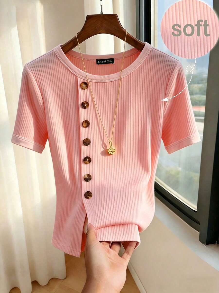 SHEIN Franclia Áo thun nữ dáng ôm, màu mơ nhạt, cổ tròn, cài nút, vạt áo bất đối xứng, tay ngắn, chất liệu dệt kim gân, phù hợp mặc hàng ngày, mùa hè, đa năng. - Hồng - Xem 1