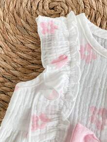 SHEIN Playful Pals 1 pieza Vestido de niña recién nacida de tela suave blanca con estampado floral rosa, cuello redondo, sin mangas, volantes en el bajo, con cierre a presión. Incluye sombrero/sombrero de sol redondo. Lindo, casual, fresco, dulce, elegante, adecuado para salidas diarias de verano, compras, escuela, viajes, fotografía, parque, fiestas y diversas ocasiones interiores/exteriores - Rosa Pálido - Ver 6