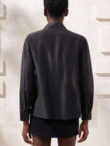 Aveloria Modichic 黑色薄透质感面料长袖衬衫，饰以金色亮片羽毛刺绣，经典领型，纽扣前襟，轻盈透气，尽显奢华现代风格，适合晚宴、时尚活动、舞台表演、高端社交场合及夜间休闲，彰显大胆个性与吸睛魅力。休闲款重工装饰天使翅膀串珠长袖衬衫 - 黑色 - 查看 2