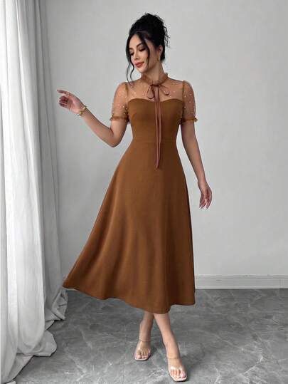 Modelyn 优雅简约串珠网纱拼接领系腰连衣裙，适合女性度假、正式场合、派对和宴会穿着。