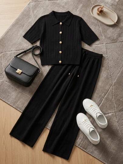 Conjunto de pants casual para mujer, tela suave y cómoda, ideal para cualquier temporada del año. Camiseta de manga corta, cuello tipo camisero, botones decorativos. Pants de pierna ancha. Ajuste de cintura natural con resorte ligero y cordón ajustable. Sin bolsillos.
