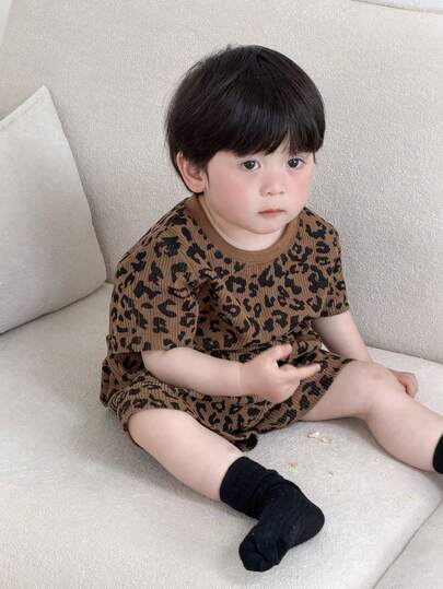 DAZY Bộ áo thun ngắn tay cổ tròn in họa tiết da báo và quần short thường ngày cho bé trai.