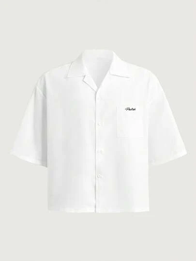 Courvante เสื้อเชิ้ตผู้ชายพิมพ์ลายตัวอักษร กระดุมแถวเดียว แขนสั้น ทรงครอป ทรงหลวม สำหรับทำงาน สั่งทำพิเศษ, คอปกสีขาว, มีแพทช์ & กระเป๋า & กระดุมหน้า, สำหรับเล่นเทนนิส, มินิมอล, ของขวัญวันพ่อสำหรับพ่อ & แฟน, ชุดสำหรับผู้ชาย