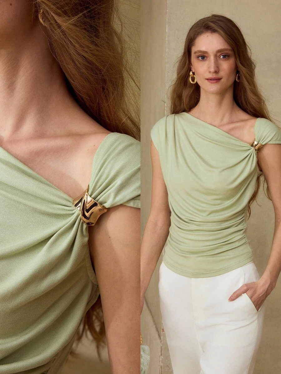PREMIUM Áo thun nữ dáng ôm, cổ áo bất đối xứng, xếp ly tối giản, cúc kim loại. - màu xanh lá - Xem 1