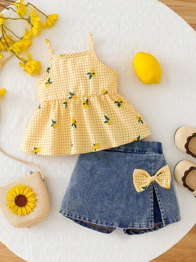 SHEIN 2 piezas Conjunto de top sin mangas estampado a cuadros y limones, y shorts vaqueros con decoración de lazo para niñas bebés, adecuado para uso diario en verano