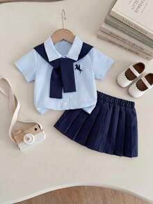 SHEIN Playful Pals 3件套女婴刺绣小马条纹衬衫，搭配藏蓝色百搭舒适披肩和同色系百褶裙，打造时尚休闲街头风夏季穿搭，女婴夏季套装，女童制服裙套装，女童校服裙套装，女童夏季服装，女童夏季搭配套装，女童夏季服装，女童衣服 - 藍色 - 查看 4