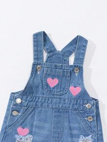 SHEIN 女婴牛仔背带短裤，夏季新品，休闲可爱，中蓝色牛仔布，夏季度假必备，粉色爱心刺绣，做旧毛边设计，可调节围兜，宽松围兜款式，柔软棉质牛仔面料，百搭T恤，适合夏季度假、日常出行、聚会等各种场合。 - 中等水洗藍 - 查看 6