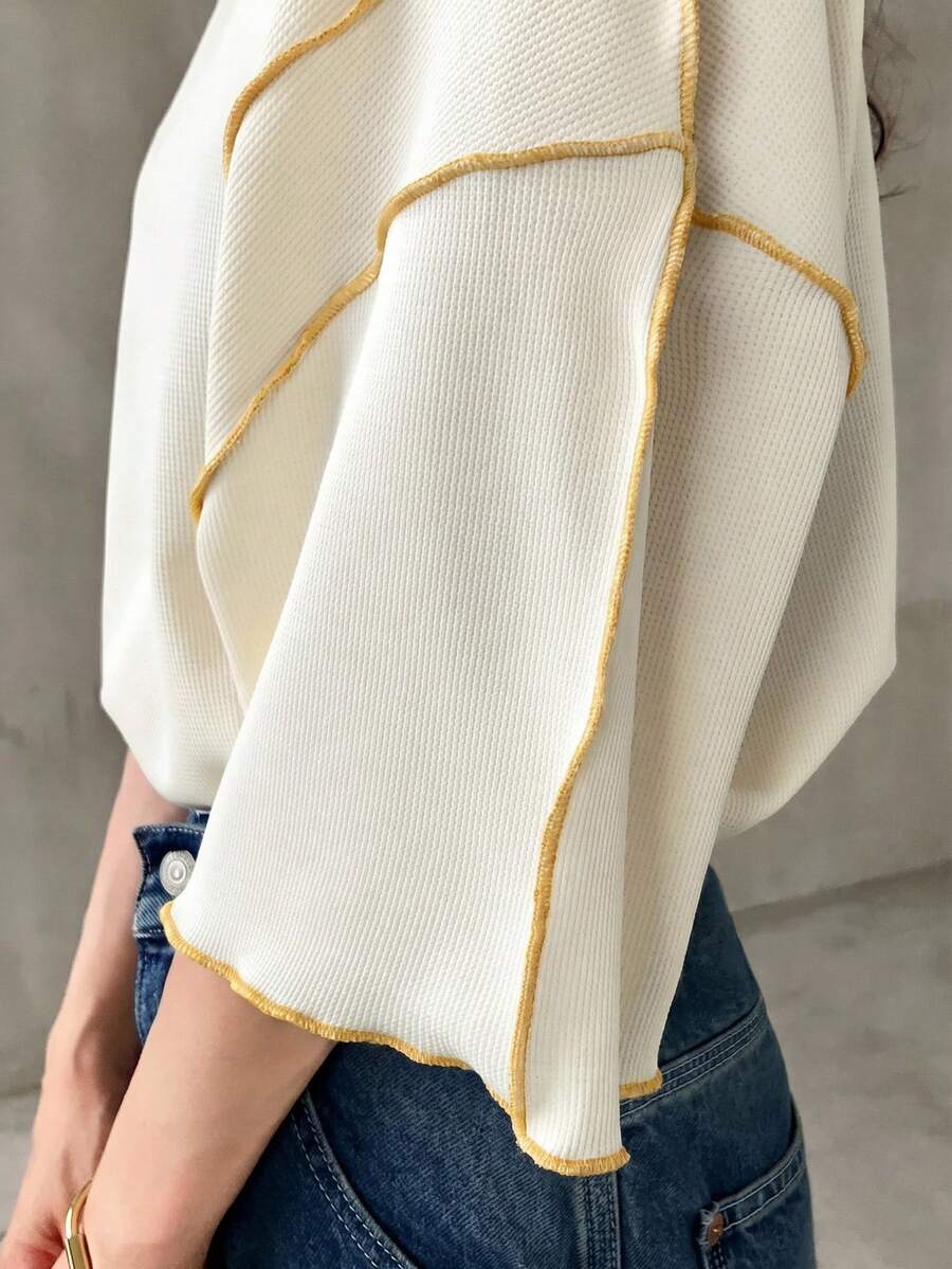 FRIFUL 女款休閒寬鬆對比色條紋圓領落肩上衣,百搭海灘穿搭校園風 - 杏色 - 查看 1