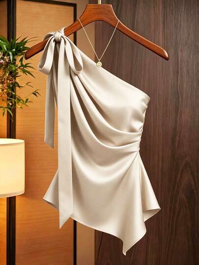 Franclia Áo kiểu satin màu nâu caramel, thiết kế bất đối xứng với nơ ở vai, kiểu dáng ôm sát, xếp ly bất đối xứng, phù hợp cho hẹn hò, đi làm, kiểu áo xếp lớp vai bất đối xứng gợi cảm, áo sơ mi thanh lịch thời trang.