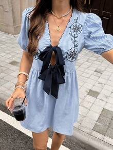 Vestido mini de moda con estampado floral, mangas abullonadas cortas y nudo delantero para mujeres - Azul y blanco - Ver 6