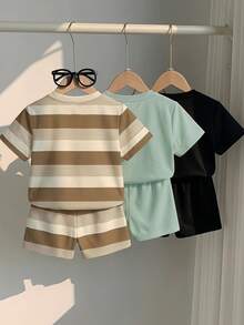 SHEIN Bộ 3 món áo thun ngắn tay và quần short kẻ sọc cổ điển, họa tiết gấu, kiểu dáng sinh viên, thích hợp cho mùa hè, chụp ảnh đường phố, mặc hàng ngày, đi chơi, ở nhà, nghỉ mát, thời trang xuân hè, trang phục mùa hè, thoải mái dễ chịu, nhiều lớp cho trẻ em, trẻ em sành điệu, trang phục thường ngày, áo thun họa tiết cho trẻ em, trở lại trường học, quần áo xuân hè, lễ hội chào đón năm học mới. - Nhiều màu - Xem 2