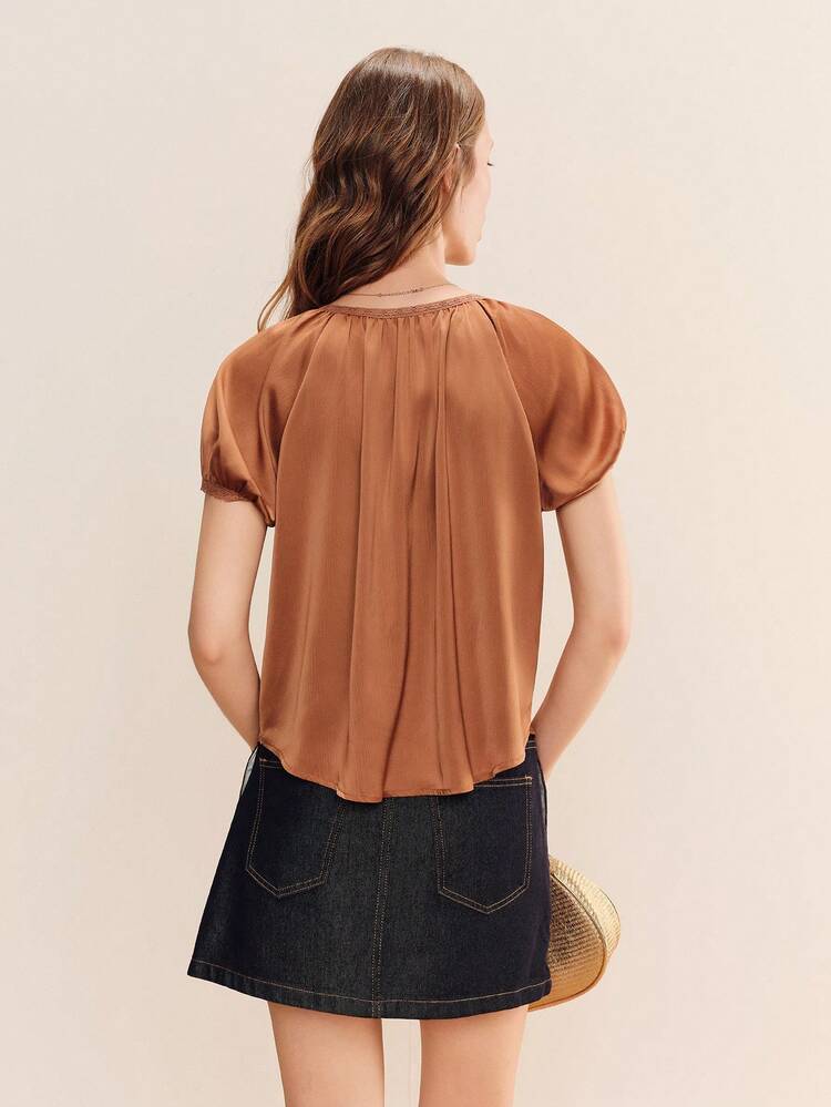 Blusa relajada de color marrón claro en crepé de satén con mangas cortas y detalles de encaje, estilo elegante, top suelto de satén, top para el trabajo, top de verano, top de estilo francés