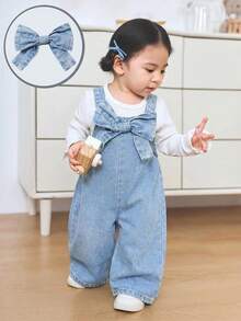 SHEIN Jumpsuit Denim Biru Longgar dengan Aksen Pita 3D untuk Bayi Perempuan - Light Wash - View 7