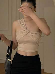 DAZY Top camisero sexy de hombros descubiertos, nuevo diseño de verano con detalles de pliegues asimétricos, blusa ajustada y corta - Caqui - Ver 7