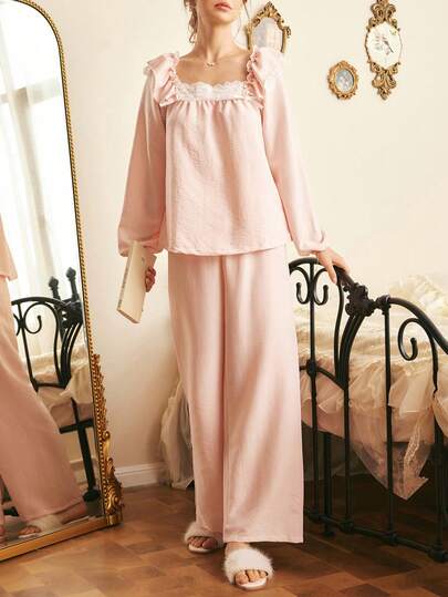 Bộ đồ ngủ nữ kiểu dáng cung đình đơn giản, lãng mạn, tươi mới, thanh lịch với họa tiết ren phối màu tương phản và viền bèo nhún.