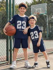 2 pièces/Set T-shirt à col contrasté et imprimé numérique et lettres, et short assorti pour garçons. Tissu doux et confortable, convient pour le quotidien, l'école et les activités sportives - Bleu marine - Voir 3