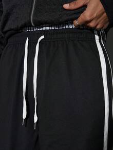Modcrash Quần short nam dáng casual đường phố dài đến đầu gối, có sọc bên hông, cạp chun co giãn và dây rút. - màu đen - Xem 7