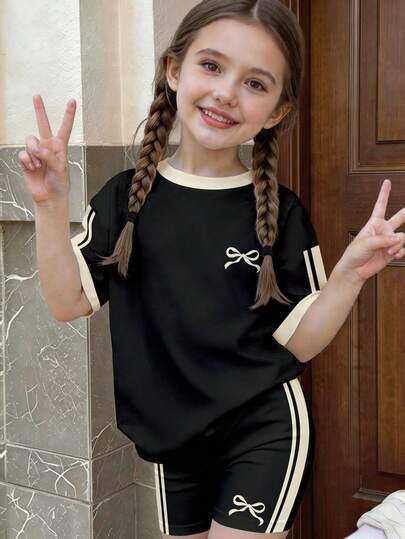 SHEIN 黑色撞色条纹，迷你蝴蝶结印花，少女休闲简约舒适圆领宽松短袖T恤上衣搭配修身骑行短裤套装，适合日常穿着、街头风、外出、居家、度假、运动、返校、春夏等场合。