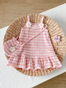 SHEIN Playful Pals 1件女婴甜美碎花无袖A字连衣裙，荷叶边下摆，柔软针织条纹面料，含斜挎包，适合春夏休闲外出、户外玩耍、旅行、摄影、生日派对、聚会等场合。 - 粉色 - 查看 3