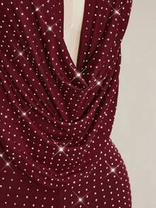 SHEIN ICON Bộ jumpsuit nữ màu đỏ tía, cổ khoét sâu, lưng đính đá lấp lánh. - Màu Đỏ Sâu - Xem 6