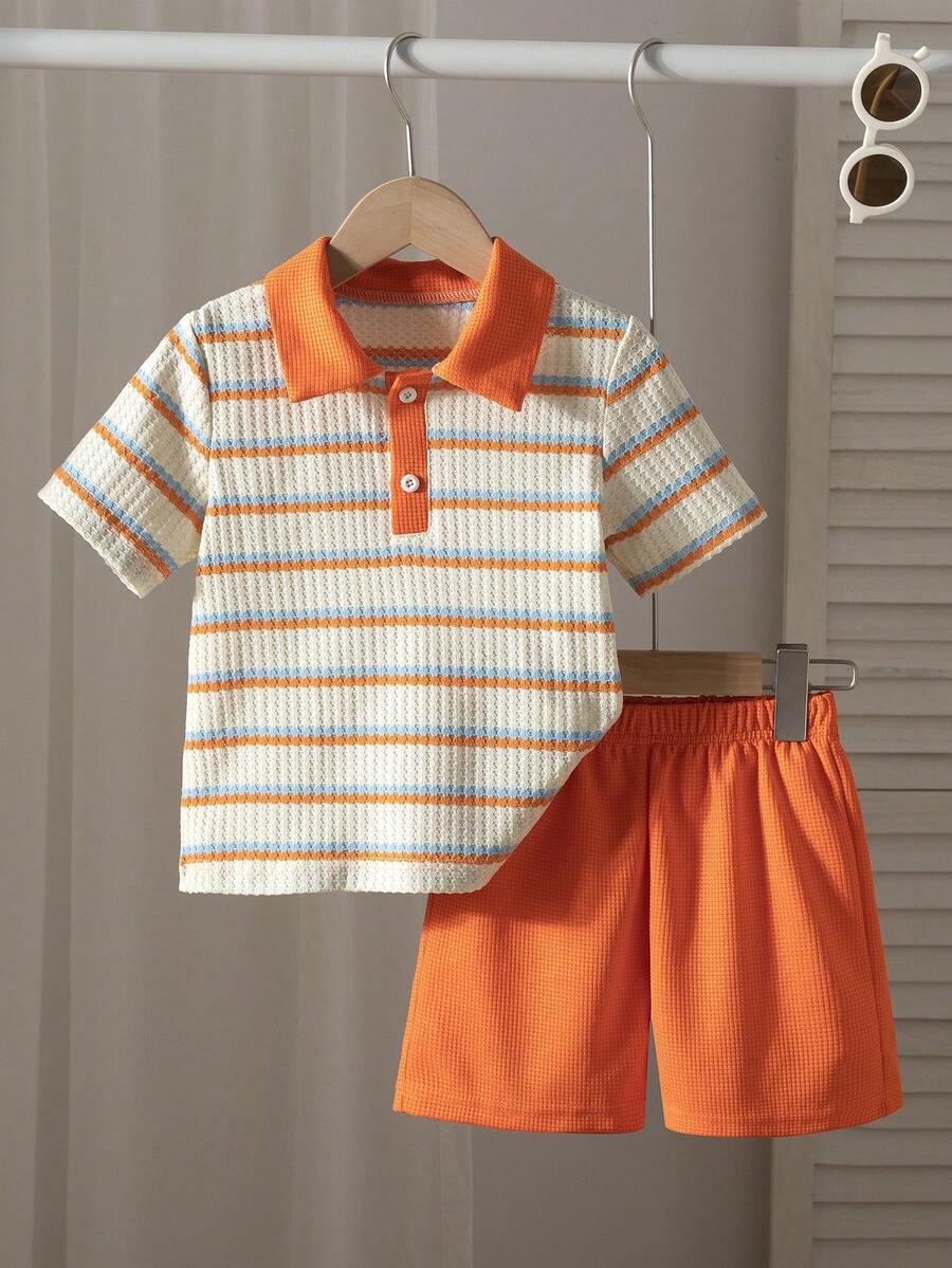 SHEIN Playful Pals 两件套男童纹理面料Polo衫和裤子套装。撞色滚边Polo领增添层次感,做工精良,简约时尚新设计,展现男孩个性,适合日常休闲和上学穿着,适合4-7岁儿童夏季度假、旅行、休闲、日光浴等场合。 - 橘色 - 查看 1