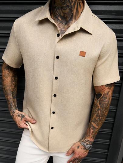 Manfinity CasualCool Áo sơ mi nam tay ngắn, màu trơn, chất liệu có họa tiết, kiểu dáng thường ngày, có nhãn dán.