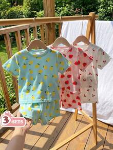 Vintaside Kids 这款女童六件套夏季多色宽松圆领短袖T恤上衣和短裤，采用清爽的白色、浅湖蓝色和柔和的粉色等粉彩色调，适合打造可爱、俏皮的乡村风格。T恤采用针织面料，并印有草莓、樱桃和柠檬等水果图案。多色设计方便搭配各种服饰，适合居家休闲、户外散步、学校旅行、聚会等各种场合。 - 彩色 - 查看 3