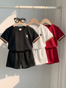 SHEIN Bộ 6 món quần áo hè cho bé trai, kiểu dáng thoải mái, cổ tròn, tay ngắn, gồm áo thun kẻ sọc và quần short trang trí, bộ đồ nhiều món tiết kiệm chi phí, phù hợp cho hoạt động ngoài trời, chụp ảnh đường phố, dự tiệc và thư giãn tại nhà. - Nhiều màu - Xem 3