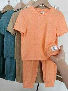 Set de 2 piezas de camiseta de manga corta con estampado de letras y pantalones cortos casuales para niño pequeño - Multicolor - Ver 3