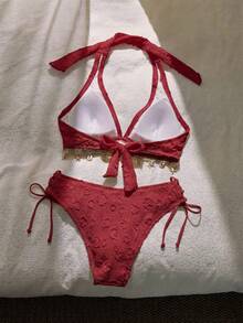 Swim Lushoire Swim Mod 新款女士优雅波西米亚风两件套黄色纹理花卉三角比基尼套装，Y2K辣妹复古可爱甜美海岸时尚90/2000年代海滩航海风——两件式泳衣，露背吊带上衣，纹理花卉压花面料，贝壳和海星装饰，侧系带性感泳裤——展现女性优美身形，适合夏季度假、泳池派对和音乐节。 - 酒紅色 - 查看 5