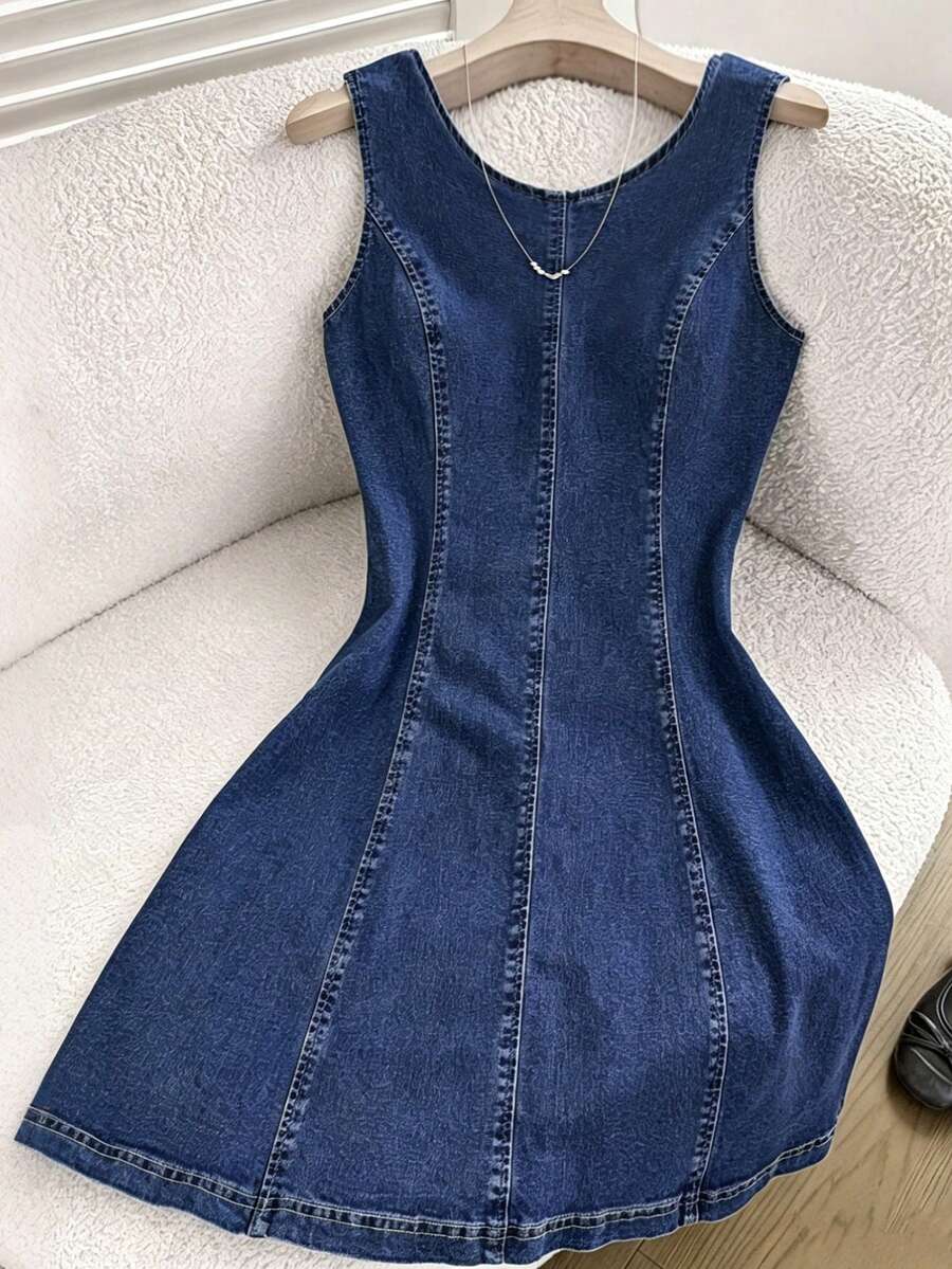 SHEIN 女童牛仔露背连衣裙，蓝色迷你连衣裙，无袖牛仔连衣裙，女童夏季休闲连衣裙，儿童夏季圆领露背系带牛仔连衣裙，女童夏季服装，女童夏季度假连衣裙，乡村风，女式街头风，Y2K时尚，复古风，商务休闲连衣裙 - 深色水洗藍 - 查看 1