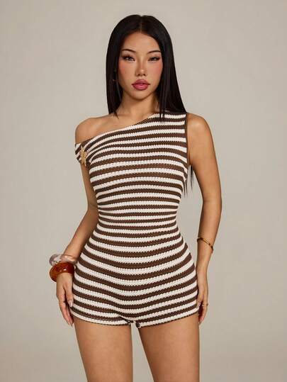 SHEIN PETITE Dam casual semester randig sexig asymmetrisk axel sjöstjärna metalldekor bodycon mini romper, lämplig för strand, kryssning, stadssemester, semester, musikfestival, boho ett stycke romper strandromper randig randig, strandkryssningssemester randig, casual semester outfit, strandsemester outfit brun och vit randig romper randig ett stycke semester romper sommar romper