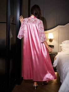 Bộ đồ ngủ nữ bằng lụa giả gồm áo choàng tay phồng thêu hoa lãng mạn và váy ngủ cổ chữ V thắt eo. - Hồng - Xem 2