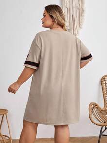 SHEIN CURVE+ 大尺碼音樂節T恤，休閒簡約大尺碼純色圓領寬鬆短袖洋裝，適合夏季穿著，黑色與米色 - 杏色 - 查看 2