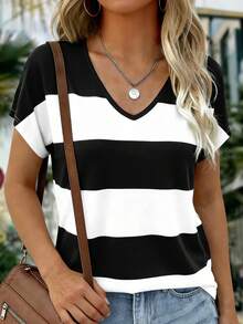 Selamara Blusa feminina clássica listrada em preto e branco com decote em V, manga curta raglan, modelagem solta, casual e versátil. - Multicolorido - Ver 3