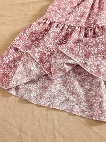 SHEIN Sparklyn 这款少女新款两件套套装包含一件时尚休闲的舒适弹力针织提花蓝色圆领套头背心，搭配同色系双层蛋糕裙。背心的腰部和下摆采用褶裥设计，打造优雅整体造型。这款高品质套装适合日常穿着，也适合度假、旅行和派对等场合，是春夏的理想之选。 - 粉色 - 查看 6