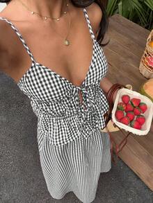 Sunnyshic Bộ đồ 2 mảnh gồm áo hai dây cổ chữ V thắt nơ phía trước và chân váy maxi chữ A cạp thấp họa tiết kẻ caro đỏ, thích hợp cho nữ mùa xuân/hè, đi biển, phong cách bohemian tối giản, thường ngày và đa năng. - màu đen - Xem 7